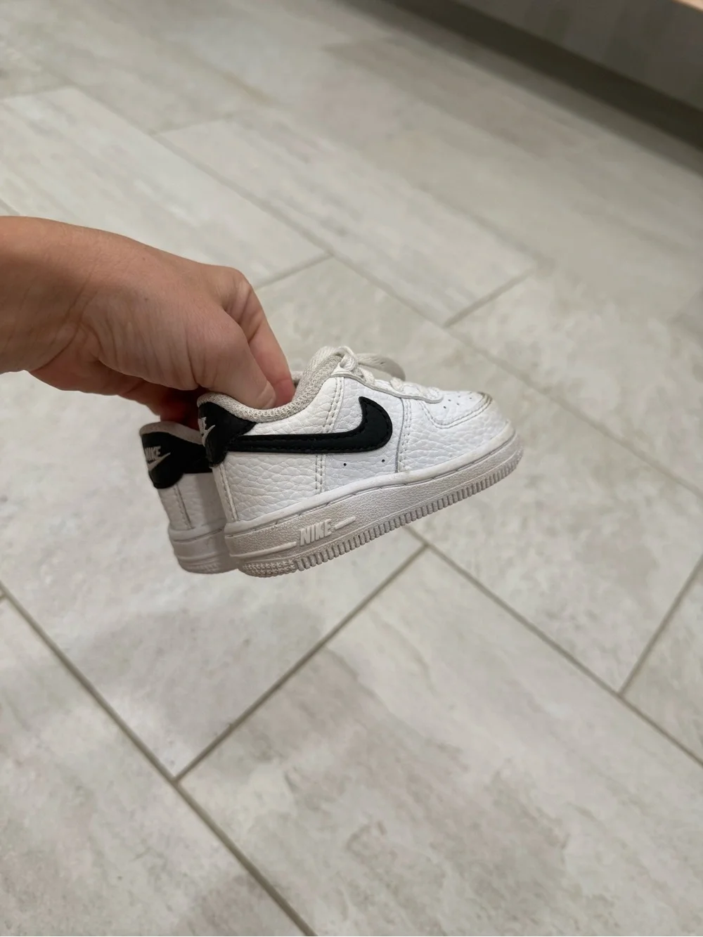 Nike Kids White & Black Low-Top Sneakers - Size 3C